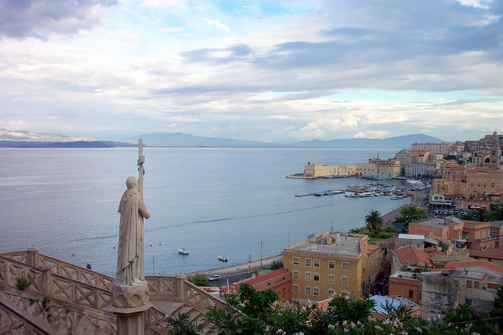 Cento Passi Dal Mare Apartment Gaeta Luaran gambar